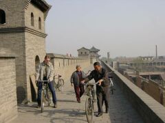 Fietsen op de stadsmuur van Pingyao