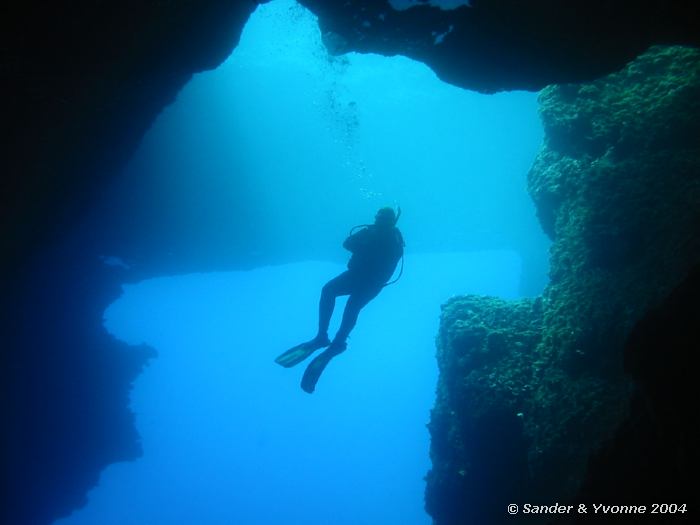 Licht en schaduw vanuit de grot, Blue Hole, Gozo, 11-6-2004