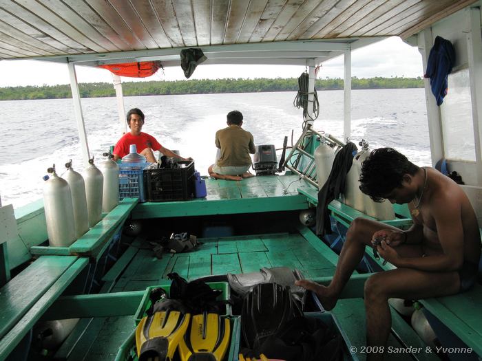Terug naar huis, Irfi en Ivan rusten uit na een duik.
