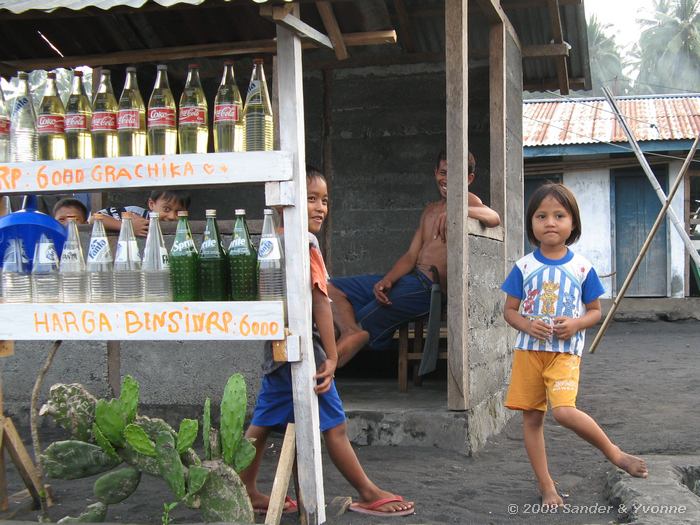 Benzinestation, Tijdens een kleine excursie naar Teluk Kembahu